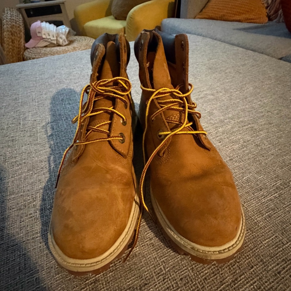Timberlands Kids classic boots, leather, size 6.5 women 8